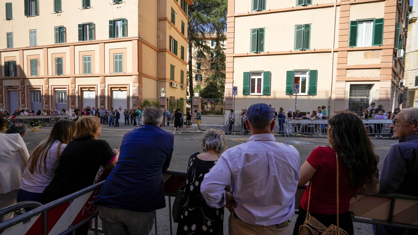 Папската смяна, докато Франциск променя плановете си в последната минута, за да посети друга общност в Рим