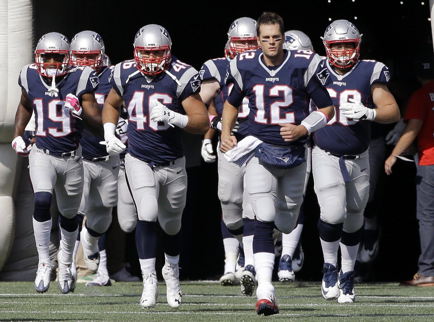 Tom Brady, Martellus Bennett lead New England Patriots past