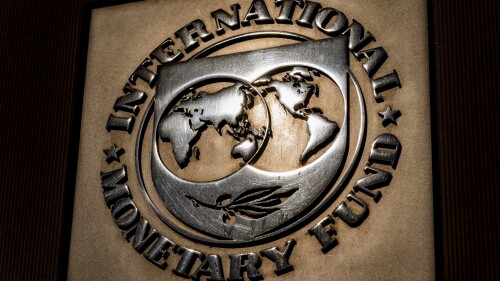 ARCHIVO - El logo del Fondo Monetario Internacional es visible en su edificio, el 5 de abril de 2021, en Washington. El Fondo Monetario Internacional acordó proporcionar un alivio largamente esperado de $ 3 mil millones para rescatar la economía enferma de Pakistán una vez que obtenga la aprobación final, según un comunicado publicado el jueves 29 de junio de 2023. (Foto AP / Andrew Harnik, Archivo)