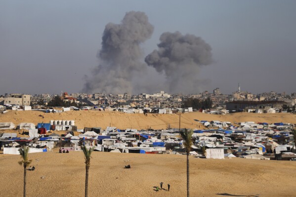 Columnas de humo luego de un ataque aéreo israelí, el 6 de mayo de 2024, en el este de Rafah, Franja de Gaza. (AP Foto/Ismael Abu Dayyah)