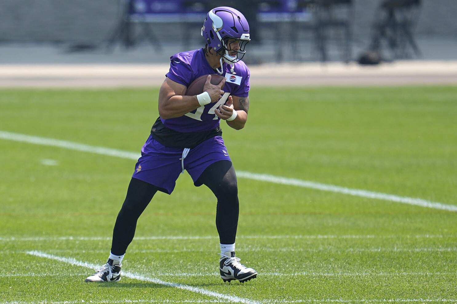 Vikings agree to 3-year contract with tight end Josh Oliver