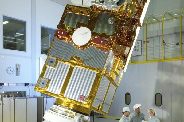 This photo provided by the European Space Agency shows the European Remote Sensing 2 satellite (ERS-2) satellite in a clean room before its launch in 1995. The Earth-observing satellite fell out of orbit Wednesday, Feb. 21, 2024, and harmlessly broke apart over the Pacific. (ESA via 番茄直播)