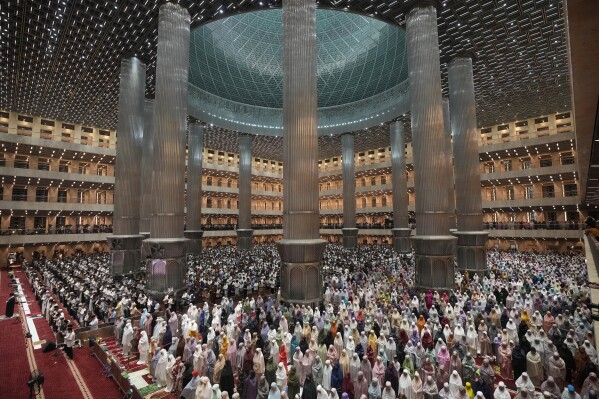 Indonesian Muslims attend an evening prayer called 'tarawih' marking the first eve of the holy fasting month of Ramadan, at Istiqlal Mosque in Jakarta, Indonesia, Monday, March 11, 2024. (AP Photo/Dita Alangkara)