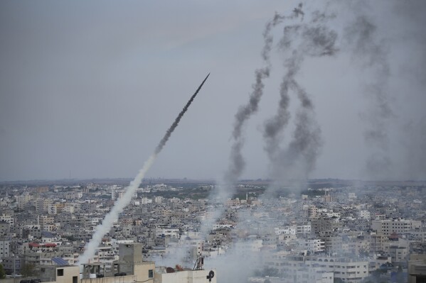 Các chiến binh Palestine phóng tên lửa từ Dải Gaza về phía Israel, ở Gaza, Thứ Bảy, ngày 7 tháng 10 năm 2023. Các chiến binh Hamas (những người cai trị Dải Gaza) đã thực hiện một cuộc tấn công đa mặt trận chưa từng có vào Israel vào rạng sáng Thứ Bảy, bắn hàng nghìn quả tên lửa tên lửa khi hàng chục chiến binh Hamas xâm nhập vào biên giới kiên cố ở một số địa điểm bằng đường hàng không, đường bộ và đường biển và khiến đất nước mất cảnh giác trong một ngày lễ lớn.  (Ảnh AP / Hatem Moussa)