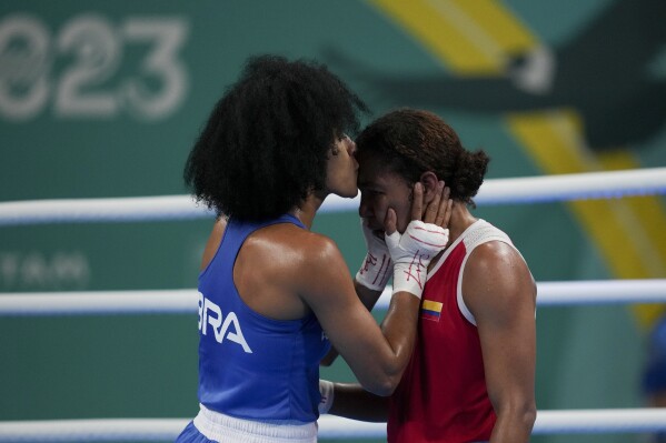 La brasileña Bárbara dos Santos besa a la colombiana Camila Camilo después de la semifinal de boxeo femenino de 66 kg en los Juegos Panamericanos en Santiago, Chile, el jueves 26 de octubre de 2023.  (Foto AP/Dolores Ochoa)
