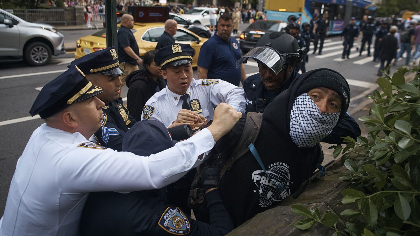 Ню Йорк се зарече да реформира своята полиция за протести. Потушаването на пропалестински марш поражда съмнения