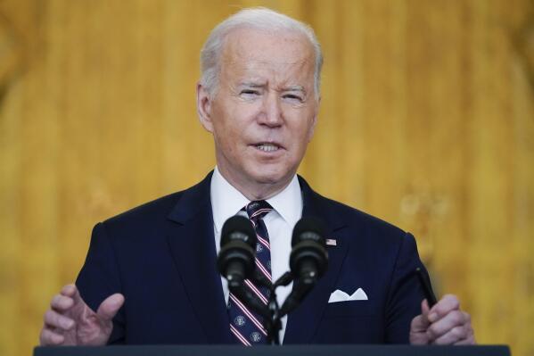 El presidente de Estados Unidos, Joe Biden, habla sobre la crisis de Ucrania el martes 22 de febrero de 2022, en la Casa Blanca, en Washington. (AP Foto/Alex Brandon)