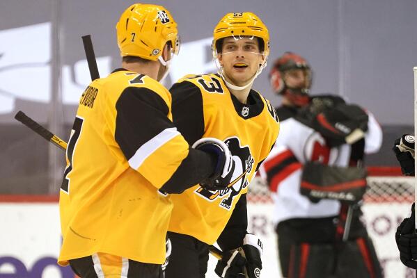 Crosby, Rust score as Penguins defeat Devils