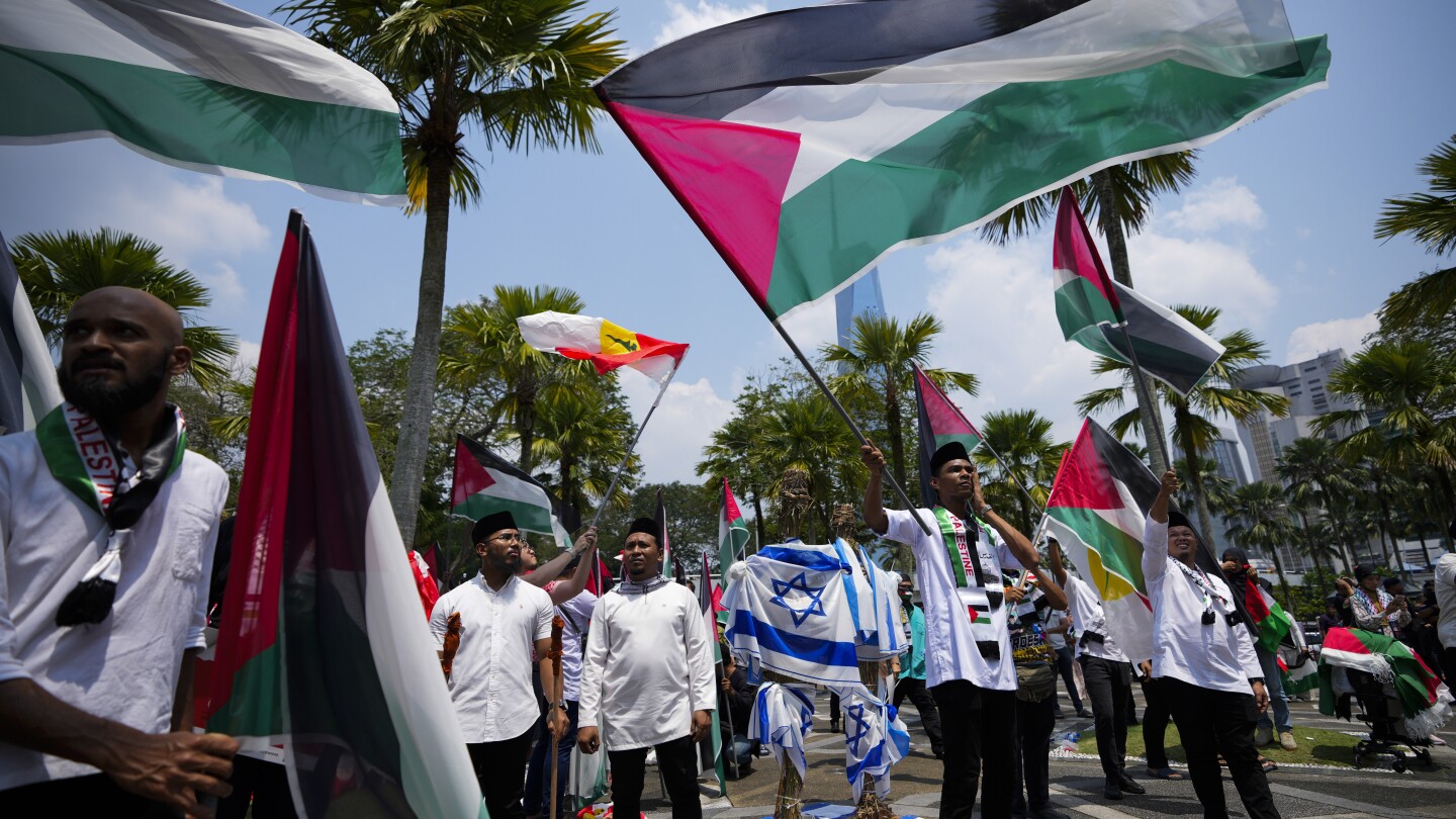 Les musulmans se rassemblent dans les mosquées pour la première prière du vendredi depuis le début de la guerre entre Israël et le Hamas