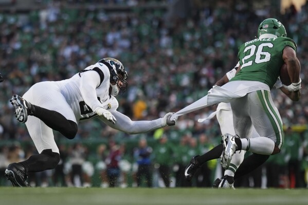 Saquon Barkley shines with backward leap, 2 touchdowns in Eagles' 28-23 win  over Jaguars | AP News