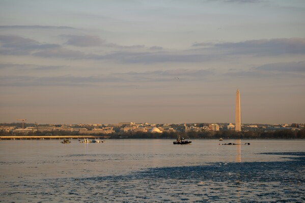 Trong hình ảnh này do Cảnh sát biển Hoa Kỳ cung cấp, xác máy bay được nhìn thấy trên Sông Potomac gần Sân bay quốc gia Ronald Reagan Washington, thứ năm, ngày 30 tháng 1 năm 2025 tại Washington. (Hạ sĩ quan hạng nhất Brandon Giles, Cảnh sát biển Hoa Kỳ qua AP)