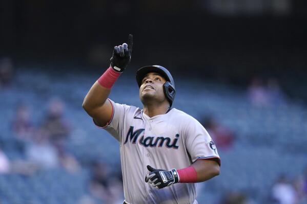 Photo: Arizona Diamondbacks Eduardo Escobar Misses Catch