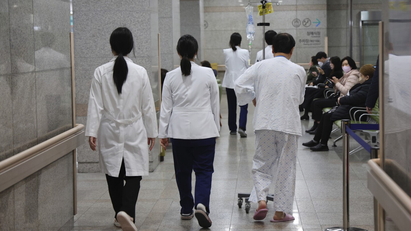Южна Корея критикува старши лекари, които се присъединяват към младшите си в продължително напускане