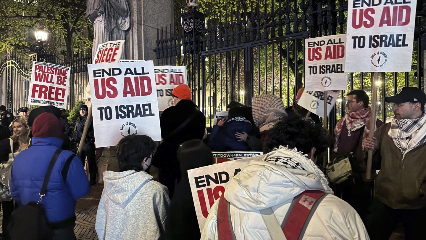 Alors que certaines universités négocient avec les manifestants pro-palestiniens, d’autres appellent la police