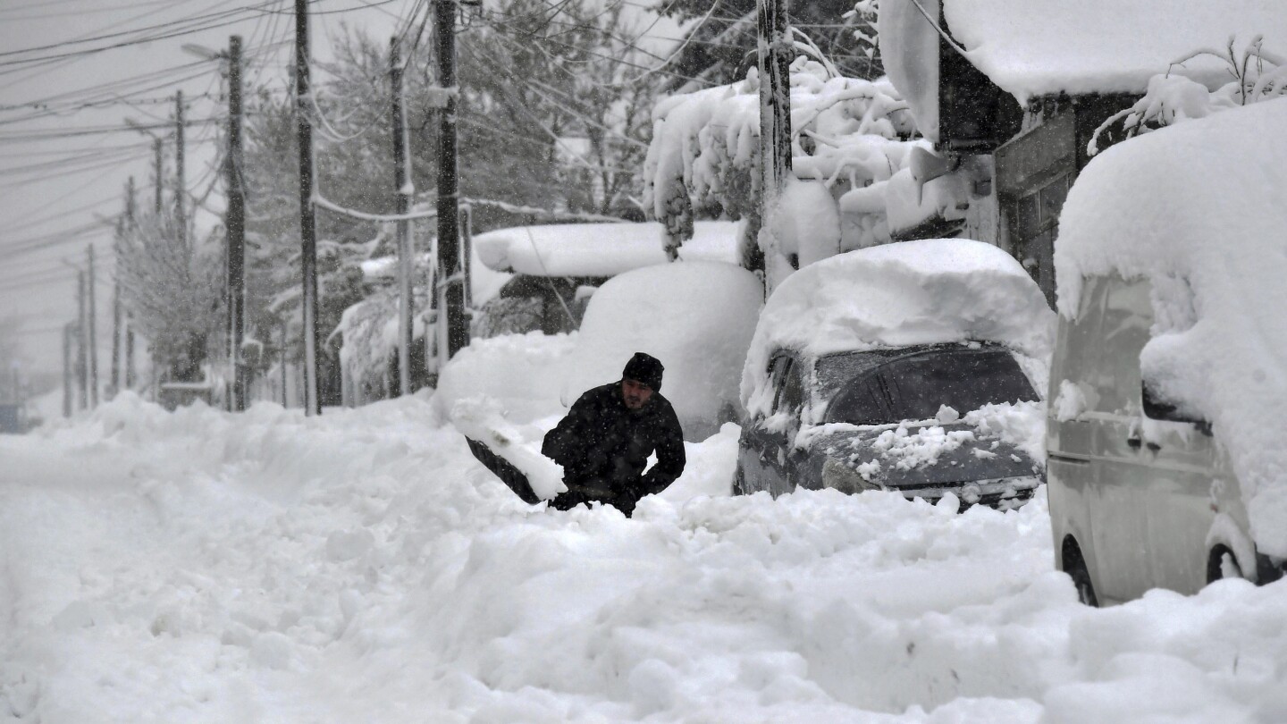 Обилен снеговалеж остави 1 загинал и много без ток в Румъния, България и Молдова