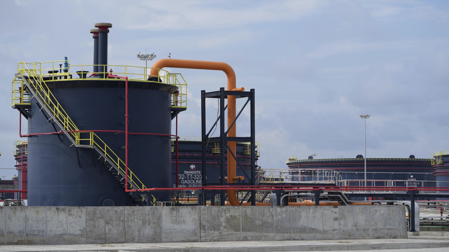АБУДЖА, Нигерия (AP) — Най-голямата петролна рафинерия в Африка е