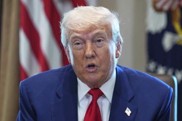 O presidente Donald Trump fala durante uma reunião de gabinete na Casa Branca, quarta -feira, 30 de abril de 2025, em Washington. (AP Photo/Evan Vucci)