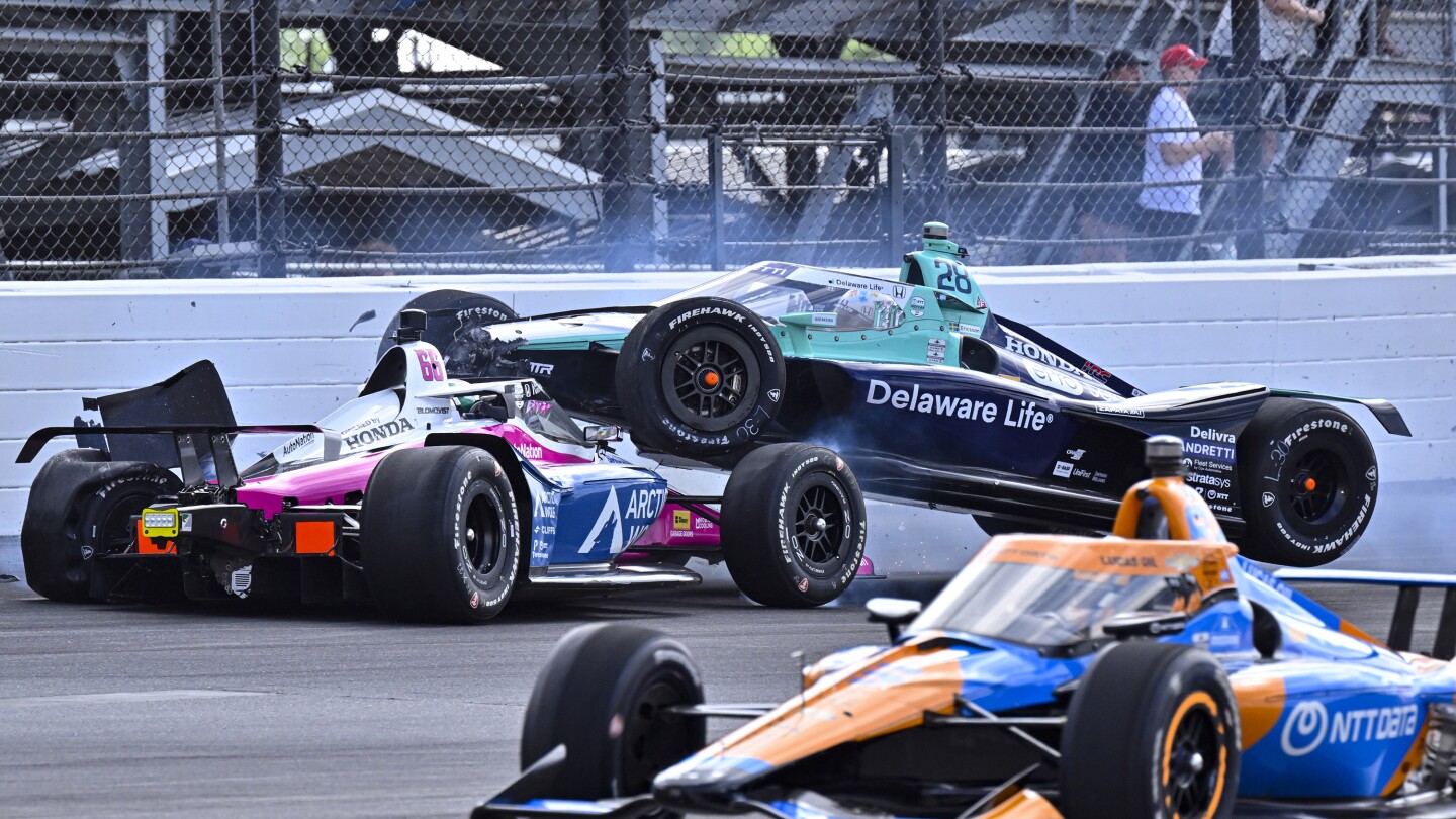 Хелио Кастроневес ще управлява следващите две състезания на IndyCar на