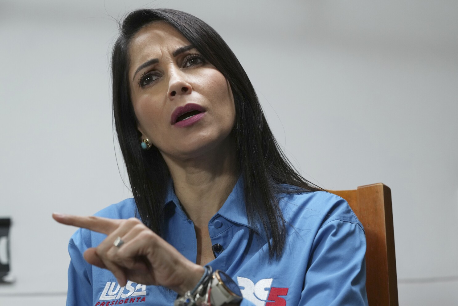 Ecuador: candidata Luisa González se sentará a hablar con todos, con expresidente Correa como asesor | AP News