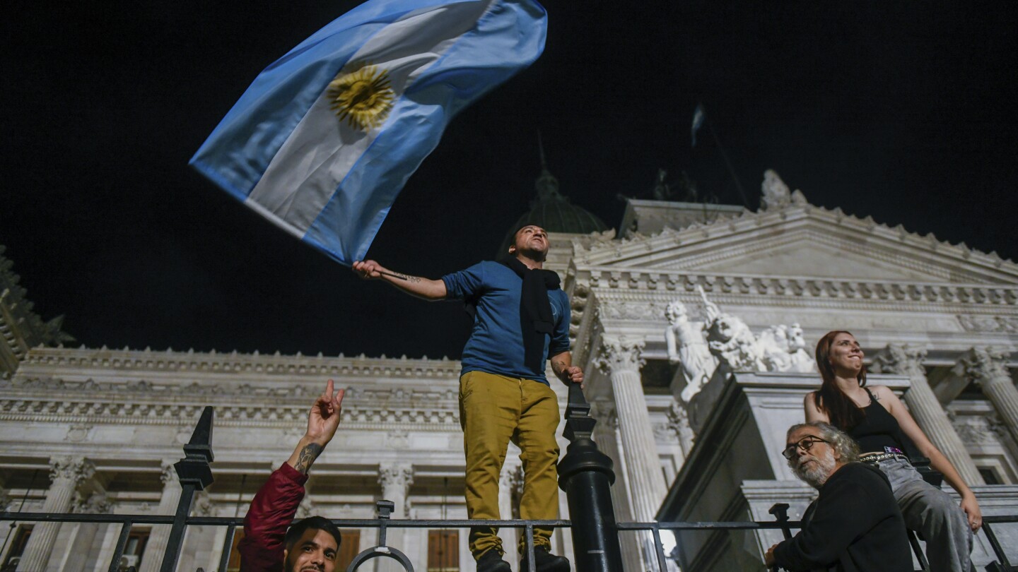 El nuevo presidente de Argentina despedirá a 5.000 empleados públicos contratados en 2023 antes de asumir el cargo