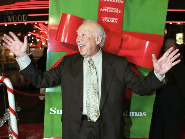 FILE - This Oct. 14, 2004 file photo shows actor Bill Macy at the premiere of the movie "Surviving Christmas," in the Hollywood section of Los Angeles. Macy, who starred opposite Bea Arthur in the ...