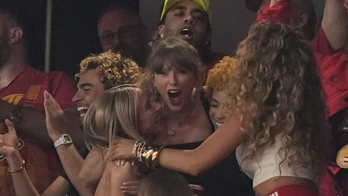 Taylor Swift chugs beer, cuddles Blake Full of life and cheers as Chiefs play 49ers on the Tremendous Bowl