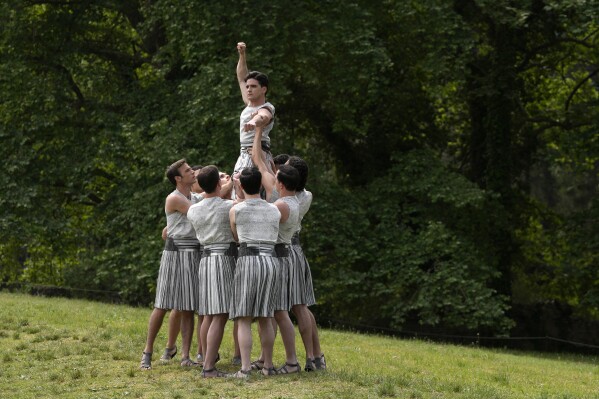 Artistas participam da cerimônia oficial de acendimento da tocha das Olimpíadas de Paris, no local da Antiga Olímpia, Grécia, terça-feira, 16 de abril de 2024. (AP Photo/Thanassis Stavrakis)