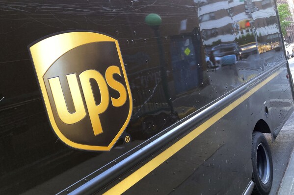 PLIK – Ciężarówka United Parcel Service zaparkowana na ulicy w Nowym Jorku, czwartek, 11 maja 2023 r. Akcje UPS spadają przed otwarciem giełdy we wtorek, 30 stycznia 2024 r., ponieważ firma dostarczająca paczki dała słabszy niż oczekiwano prognozę przychodów na cały rok.  (AP Photo/Richard Drew, plik)