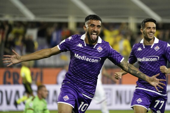 Fiorentina's Nicolas Gonzalez, left, celebrates after scoring their side's first goal of the game during the Serie A soccer match between Fiorentina and Cagliari at the Artemio Franchi stadium in Florence, Italy, Monday Oct. 2, 2023. (Marco Bucco/LaPresse via AP)
