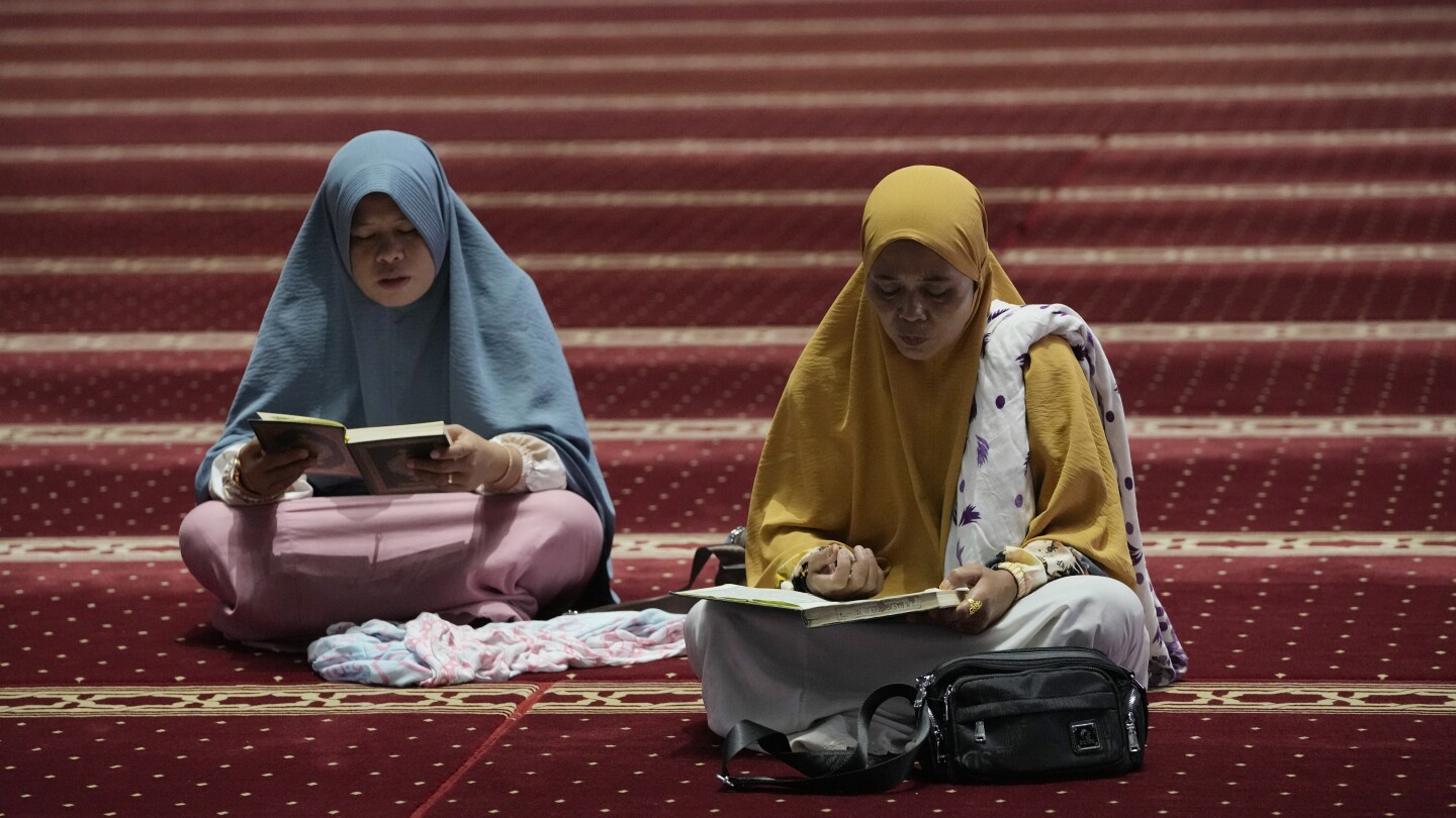 ДЖАКАРТА Индонезия АП — Свещеният за мюсюлманите месец Рамадан когато