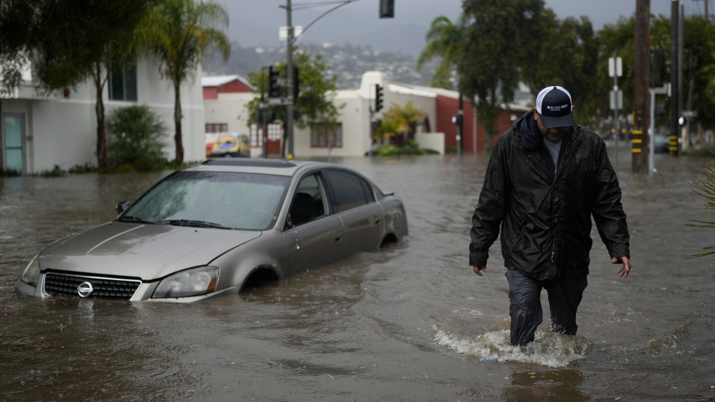 Тихоокеанска буря, която отприщи наводнения, падащи върху югоизточна Калифорния