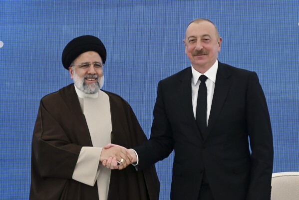 在阿塞拜疆总统新闻办公室提供的这张照片中，伊朗总统易卜拉欣·莱西（左）在阿塞拜疆边境的基兹卡拉西（阿塞拜疆女孩城堡）大坝落成典礼上与阿塞拜疆总统伊尔哈姆·阿利耶夫握手。伊朗和阿塞拜疆，2024 年 5 月 19 日星期日。一架载有伊朗总统易卜拉欣·莱西 (Ebrahim Raisi) 的直升机遭受重伤。 