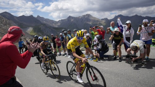 DOSSIER – Le vainqueur d'étape et nouveau leader du classement général, le Danemark Jonas Vinggaard, à gauche, et le Slovène Tadezh Pogacar, en maillot jaune de leader du classement général, grimpent lors de l'étape 11 du Tour de France cycliste sur 152 kilomètres (94,4 miles) avec le départ à Albertville et It se termine au Col du Granon Serre Chevalier, France, le mercredi 13 juillet 2022. La 110e édition du Tour de France qui débutera le samedi 1er juillet 2023 de Bilbao, en Espagne, verra un duel acharné entre le champion en titre Jonas Vinggaard et deux : temps vainqueur Tadezh Pogacar.  (AP Photo/Thibault Camus, dossier)