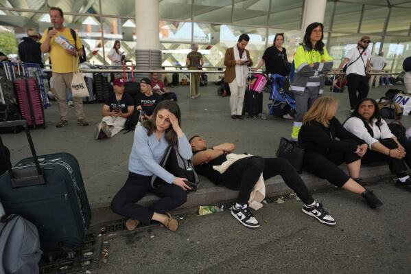 Main energy outage in Spain and Portugal knocks out subway networks, visitors lighting fixtures and ATMs