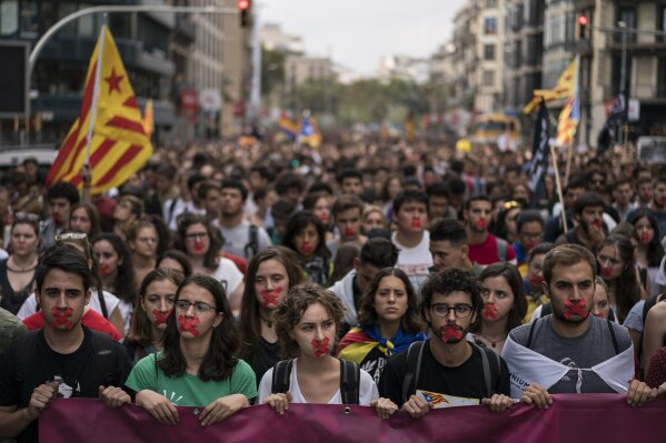 
              Independence supporters march during a demonstration in Barcelona, Spain, Monday, Oct. 2, 2017. Catalan leaders accused Spanish police of brutality and repression while the Spanish government praised the security forces for behaving firmly and proportionately. Videos and photographs of the police actions were on the front page of news media outlets around the world. (AP Photo/Felipe Dana)
            