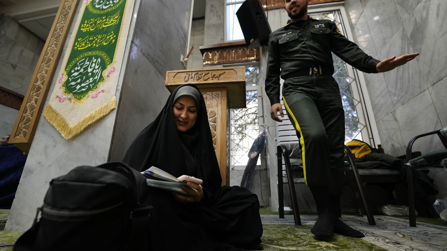 Твърдолинейните политици доминират в гласуването в парламента на Иран, което доведе до призиви за бойкот и очевидно ниска избирателна активност