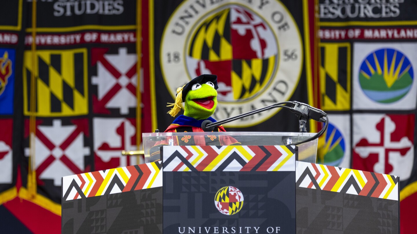 "Saltemos juntos" pide la Rana René en su discurso de graduación en la Universidad de Maryland
