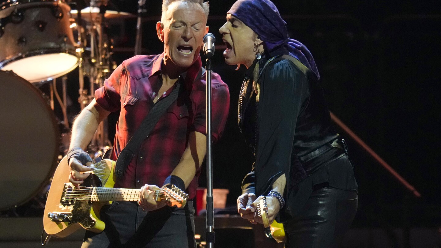 Bruce Springsteen revient sur scène à Phoenix après que des problèmes de santé ont reporté sa tournée mondiale 2023