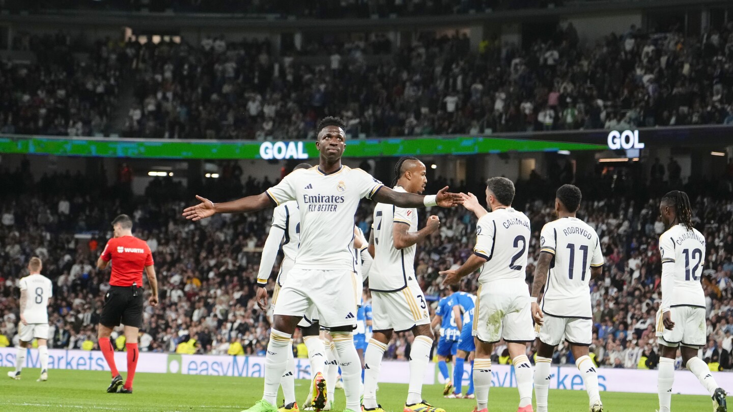 МАДРИД AP — Реал Мадрид представи своя 36 и трофей