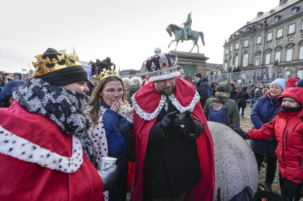 Ludzie przebrani za królów i królowe czekają na zamku Christiansborg w Kopenhadze w Danii, niedziela, 14 stycznia.  Duński książę koronny Fryderyk w niedzielę zerwał z wielowiekową duńską tradycją królewską zapoczątkowaną przez jego matkę, królową Małgorzatę II.  i przechodzi na emeryturę po 52 latach panowania.  (AP Photo/Martin Meissner)