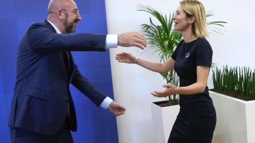 El presidente del Consejo Europeo, Charles Michel (izquierda), saluda a la primera ministra de Estonia, Kaja Kallas, antes de una reunión en la sede del Consejo, en Bruselas, el 28 de junio de 2023. (AP Foto/Virginia Mayo)