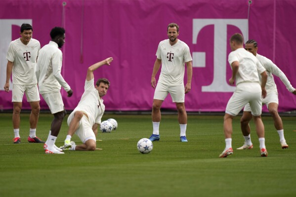 Bayern's Kim Min-jae, from left, Alphonso Davies, Thomas Mueller, Harry Kane, Joshua Kimmich and Leroy Sane practice during a training session in Munich, Germany, Tuesday, Sept. 19, 2023 prior to the Champions League group A match between Bayern Munich and Manchester United. Bayern will face Man U on Wednesday. (AP Photo/Matthias Schrader)