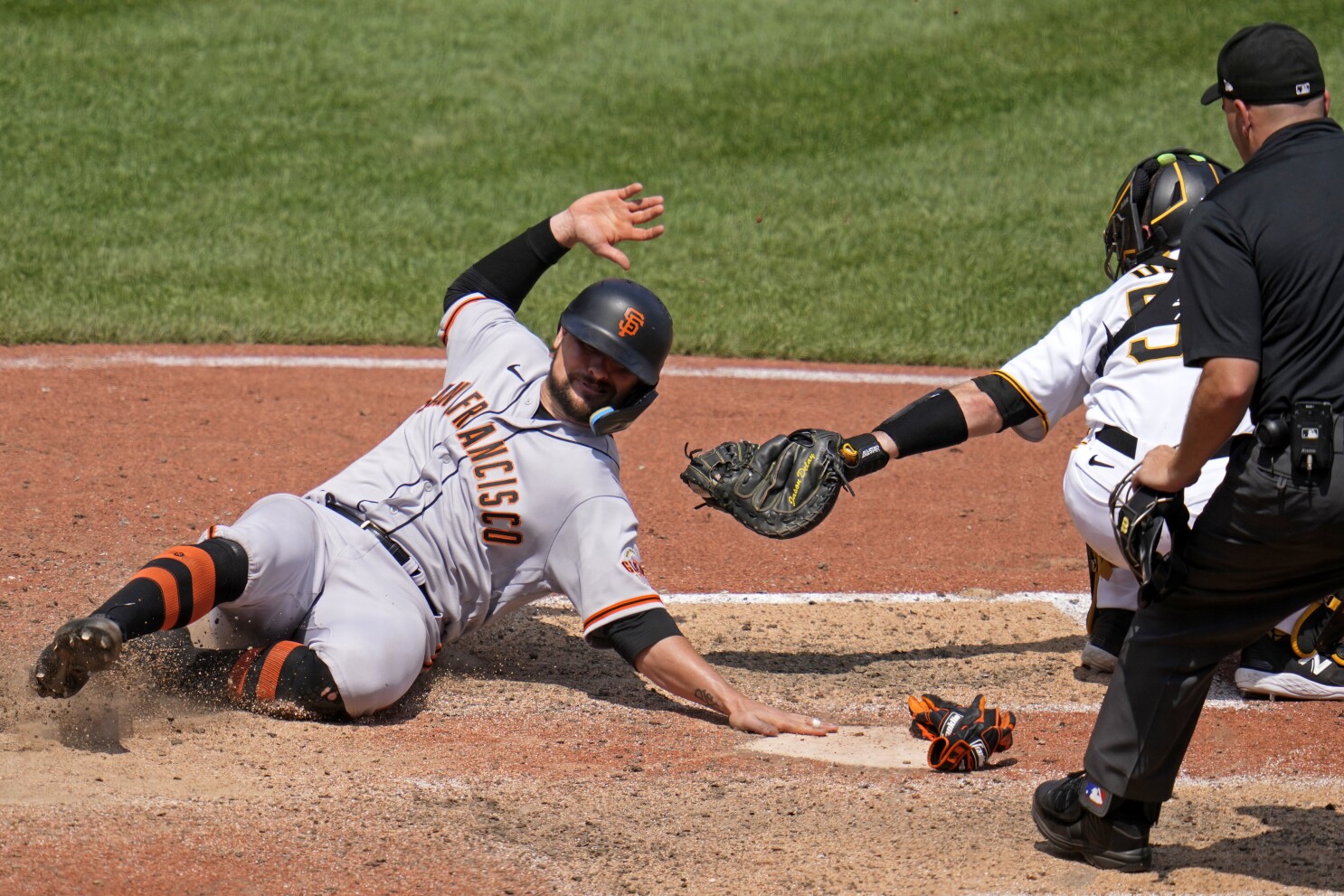 SF Giants' OF Luis González leaves game after hit-by-pitch