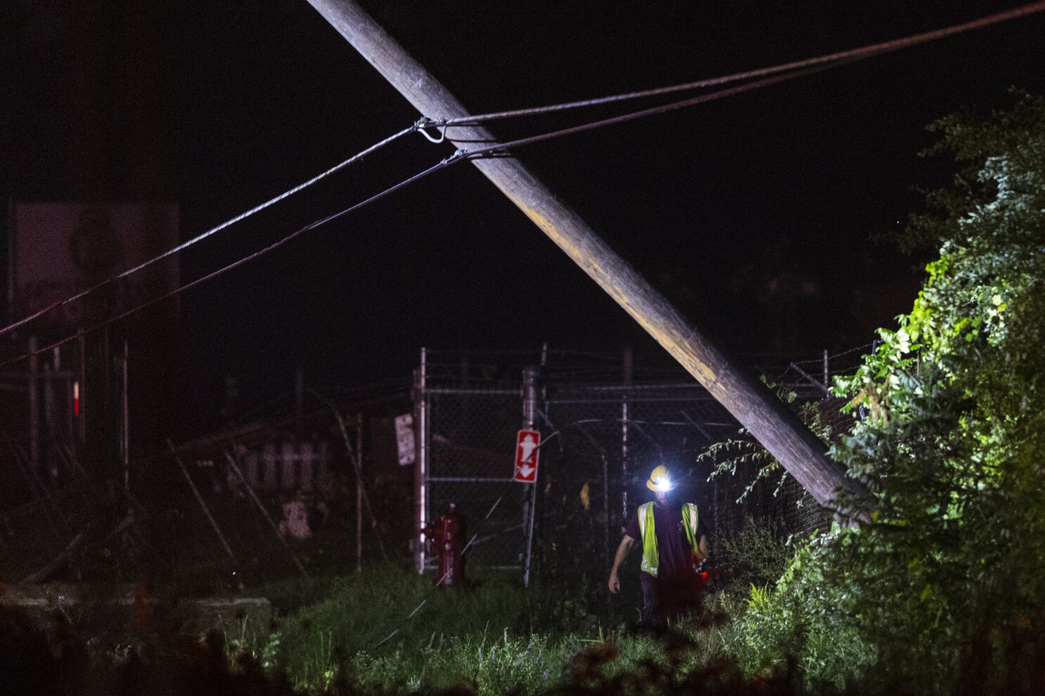 Michigan storms with 75 mph winds down trees and power lines, five people killed (apnews.com)