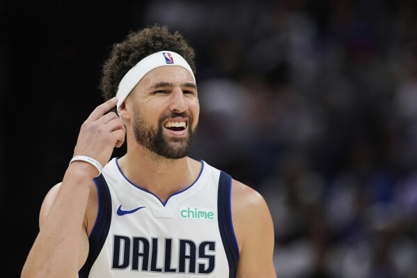 Dallas Mavericks guard Klay Thompson gestures to the crowd during the second half of an NBA play-in tournament basketball game against the Sacramento Kings, Wednesday, April 16, 2025, in Sacramento, Calif. (AP Photo/Godofredo A. Vásquez)