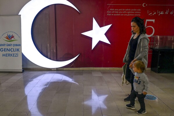 Um eleitor entra numa assembleia de voto em Ancara, domingo, 31 de março de 2024. A Turquia realiza eleições locais no domingo que decidirão quem controlará Istambul e outras grandes cidades.  (Foto AP/Ali Onal)