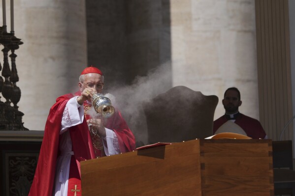 El decano del Colegio Cardenalicio, Giovanni Battista Re, bendice el ataúd durante el funeral del papa Francisco en la Plaza de San Pedro en el Vaticano, el sábado 26 de abril de 2025. (AP Foto/Alessandra Tarantino)