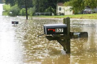 La Avenida Bittings se encuentra inundada por las fuertes lluvias que afectaron una zona residencial de Summerville, Georgia, el domingo 4 de septiembre de 2022. (Olivia Ross/Chattanooga Times Free Press vía AP)