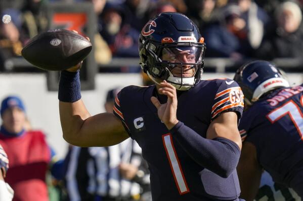 Fields puts on show in return from injury, Bears lose again