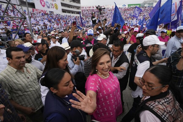 ARCHIVO - La candidata presidencial opositora Xóchitl Gálvez saluda a su llegada a su acto de apertura de campaña en Irapuato, México, el 1 de marzo de 2024. (AP Foto/Fernando Llano, Archivo).